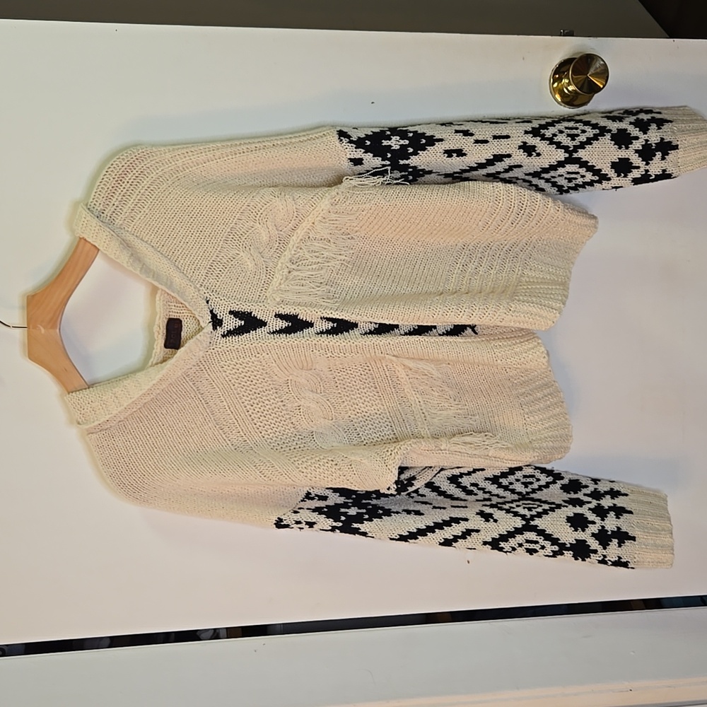 Fringe Patterned Cropped Sweater - image 1